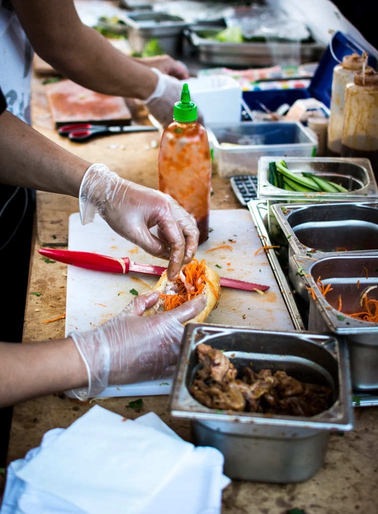 Chef working in a commercial kitchen, representing cloud kitchen branding in Dubai